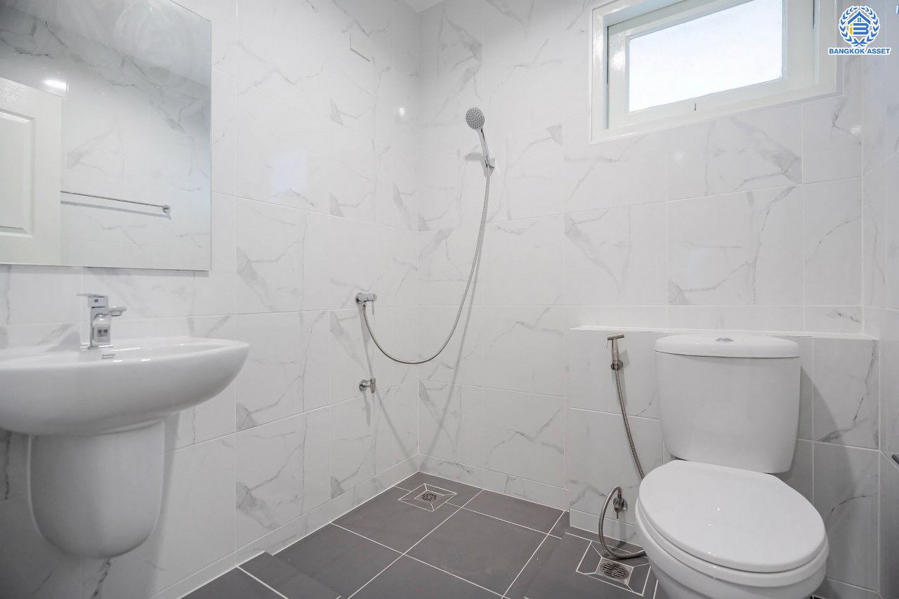 บ้านมือสองตกแต่งใหม่ โครงการ ราชพฤกษ์ บางบอน4 ตกแต่งหรูหรา เนื้อที่ 100.5 ตร.ว. ฟังก์ชัน 3 ห้องนอน 3 ห้องน้ำ จอดรถได้ 2 คัน พื้นที่ใช้สอย 343.94 ตร.ม. บนทำเลศักยภาพ เชื่อมต่อหลายเส้นทาง ใกล้เดอะมอลล์บางแค จุดขึ้นทางด่วน "พระราม2" และรถไฟฟ้าสายสีน้ำเงิน "สถานีหลักสอง"